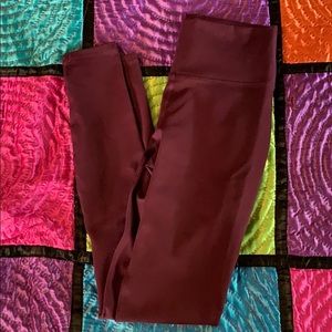 💋NWOT Maroon Fabletics Powerhold 7/8 leggings💋